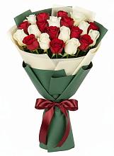 Букет Микс из красных и белых роз в Дубовке