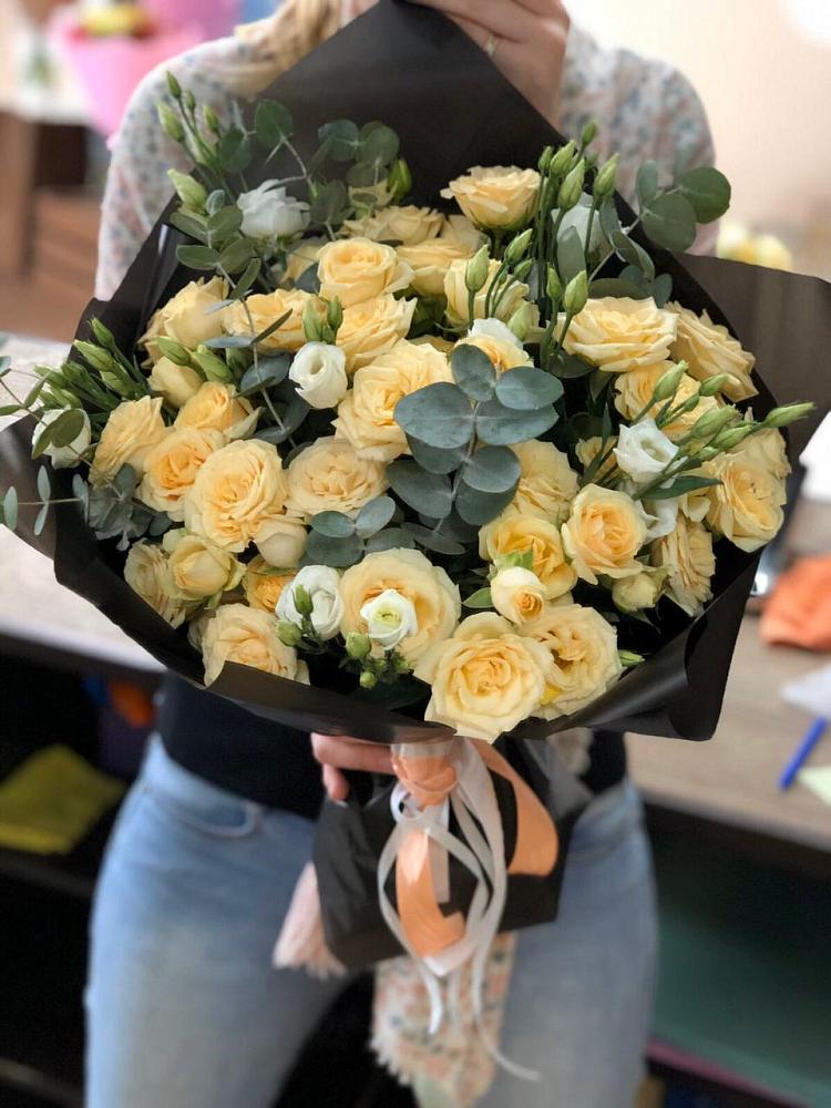 Букет цветов из: Розы и Лизиантусы в Дубовке