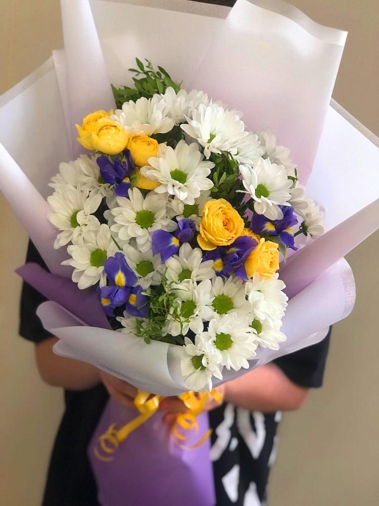 Букет цветов из: Ирисы, Хризантемы и Розы в Дубовке