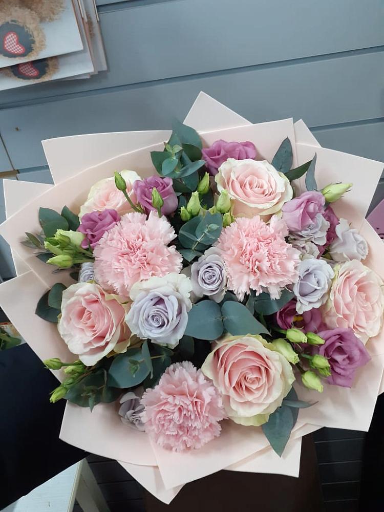 Букет цветов из: Розы, Гвоздики и Лизиантусы в Дубовке