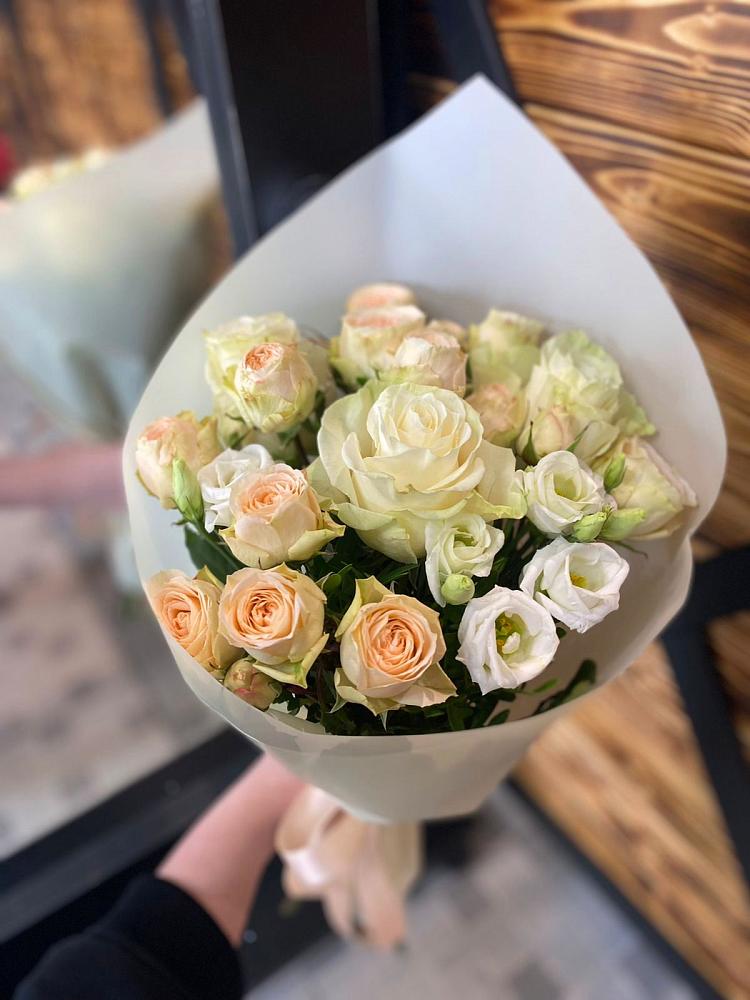 Букет цветов из: Розы и Лизиантусы в Дубовке